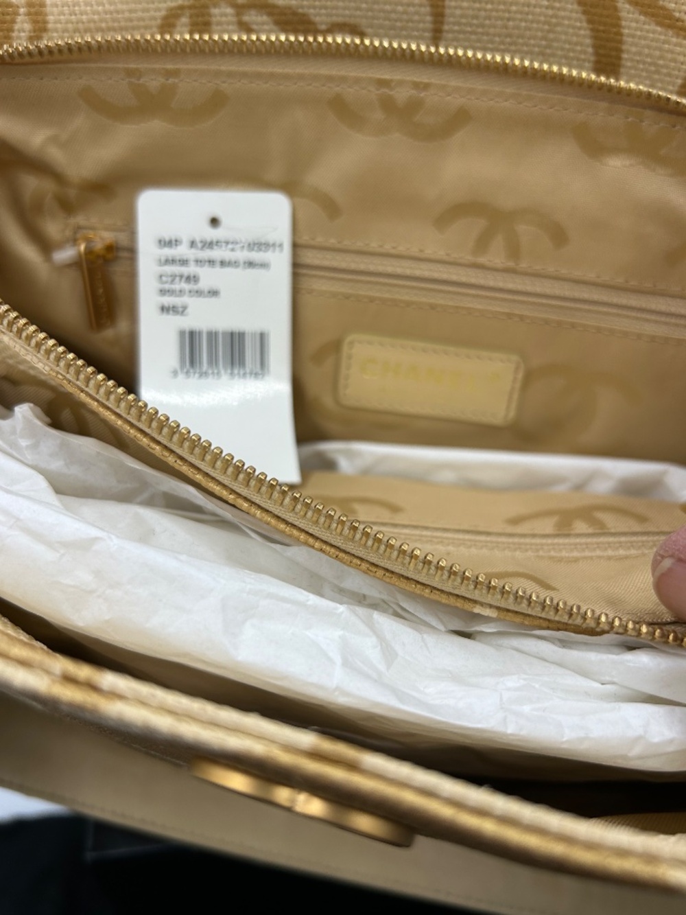 ****************Women’s Chanel Camellia Printed Raffia Chain Tote Bag. - Picture 14 of 15